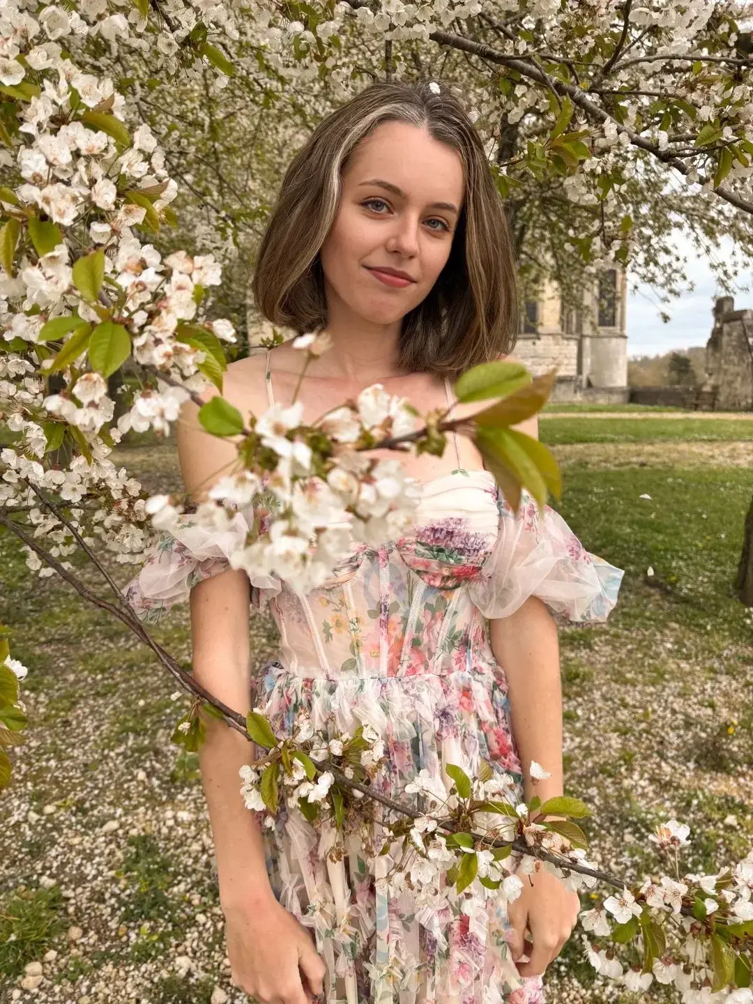 Cette couronne de fleurs me va à ravir tu ne trouves pas ?