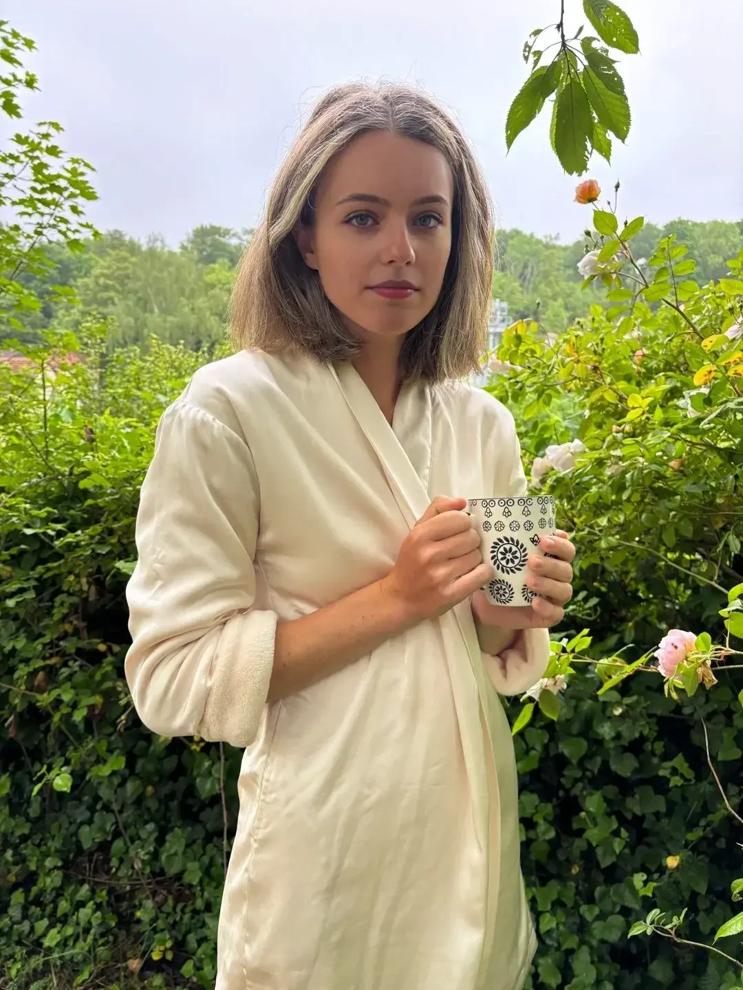 Une tasse de thé, ces roses au parfum délicat, le chant des oiseaux m'invitent ce matin à une reconnexion avec la nature. Tu m'accompagnes ?