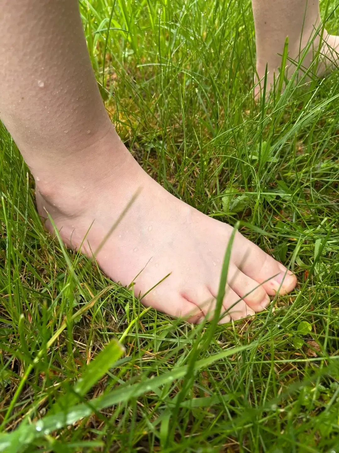 La fraicheur du sol me fait frissonner autant qu'un baiser dans le cou