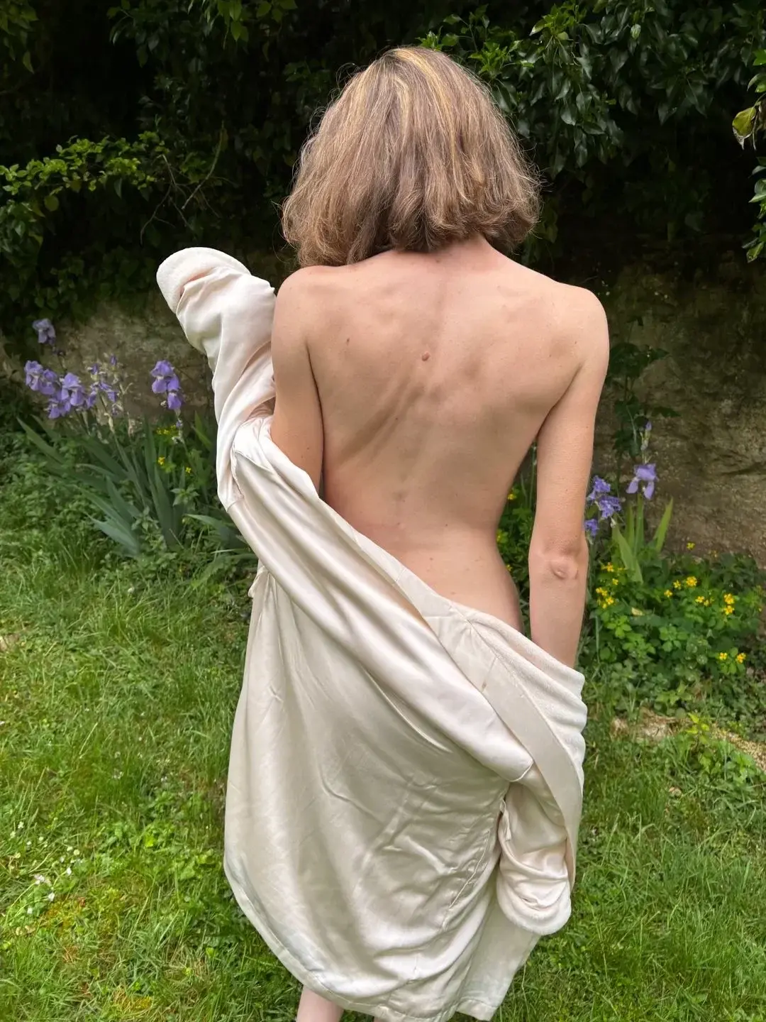 Tu veux bien m'aider à remettre mon peignoir ?