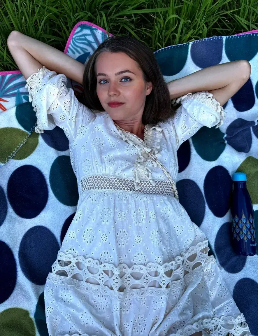 Mon corps se détend et je me surprends à penser à toi. Tu viendrais me tenir compagnie dans cette sieste coquine ?