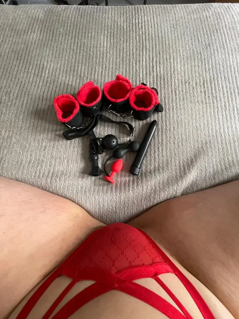 Que vais-je me mettre en premier ? 💦🔞Pour voir la suite c’est en privé !