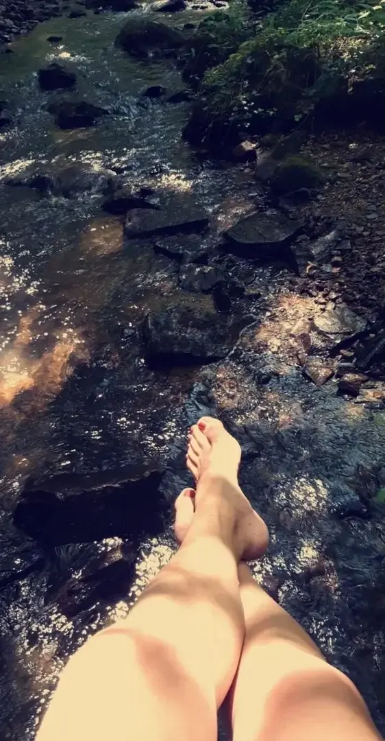 Leak & nude 1 — Pieds-de-biches