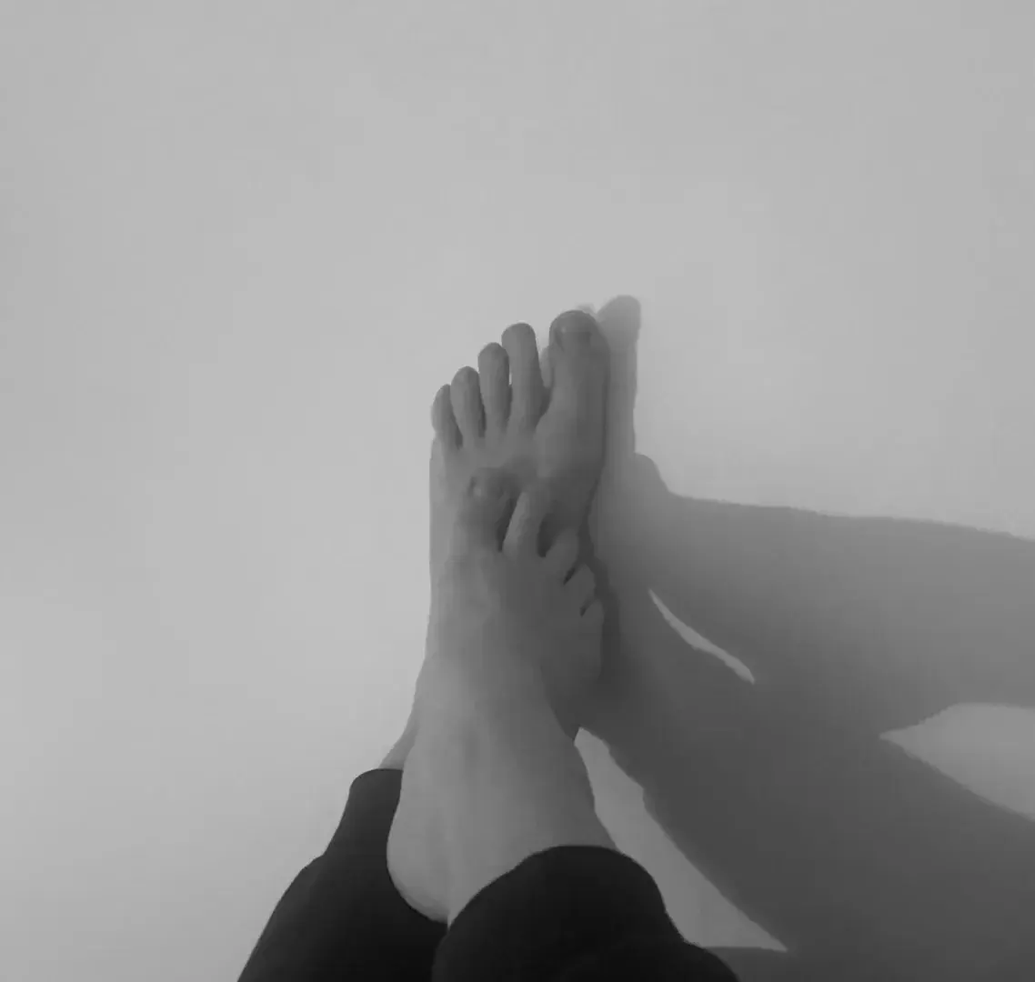 Leak & nude 2 — Pieds-de-biches
