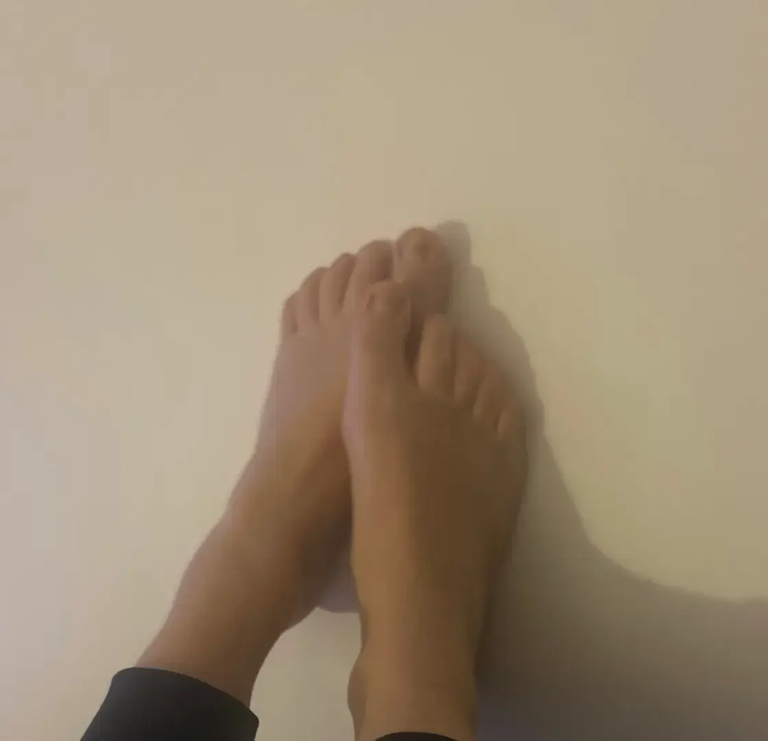 Leak & nude 3 — Pieds-de-biches
