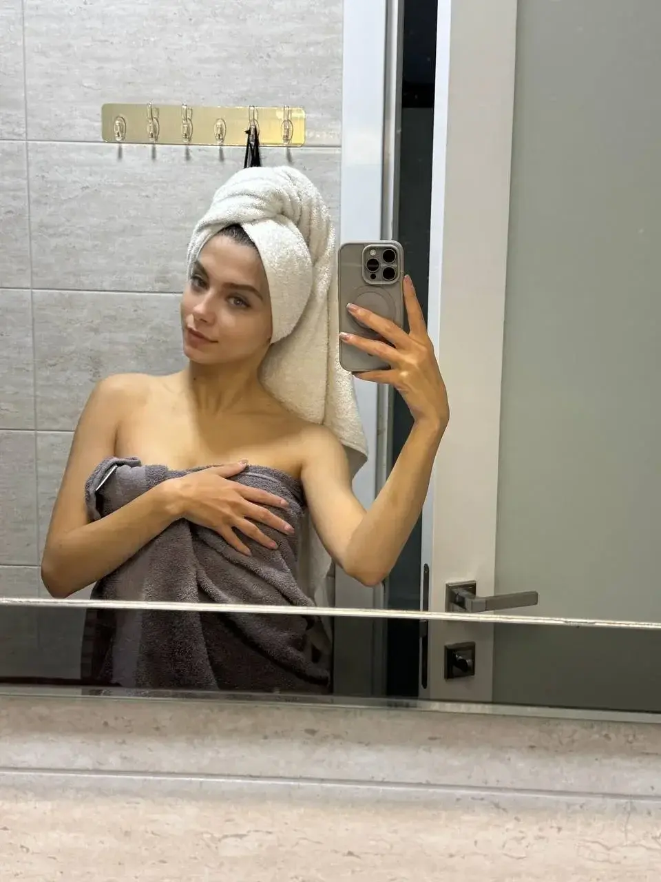Leak & nude MYM — Littlepetitecla : « Si tu like mon post, mon abonnement est gratuit en illimité 😋 » (MYM)