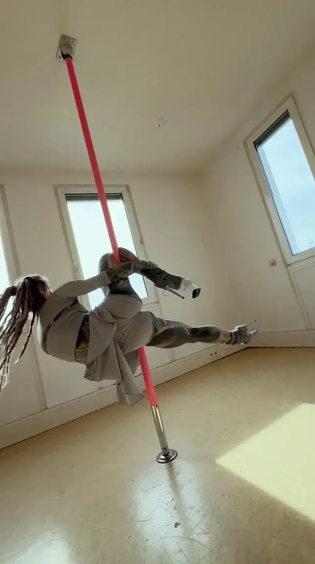 Gefällt dir mein Spin ? Willst du mich mal weiter in action sehen ?-Do you like this pole dance spin ? Do you wanna see me in action ?