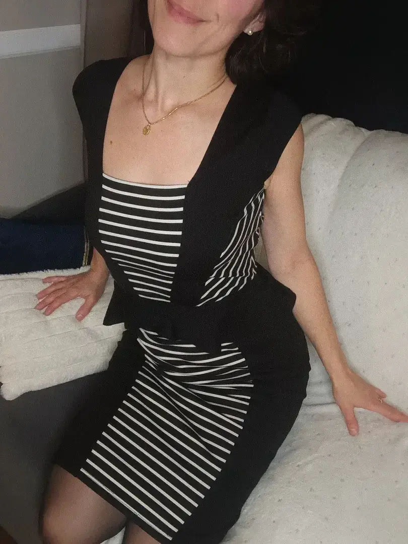Leak & nude MYM — Profsexy : « Aujourd'hui c'était ma robe crayon qui fait une jolie silhouette 😊 » (MYM)