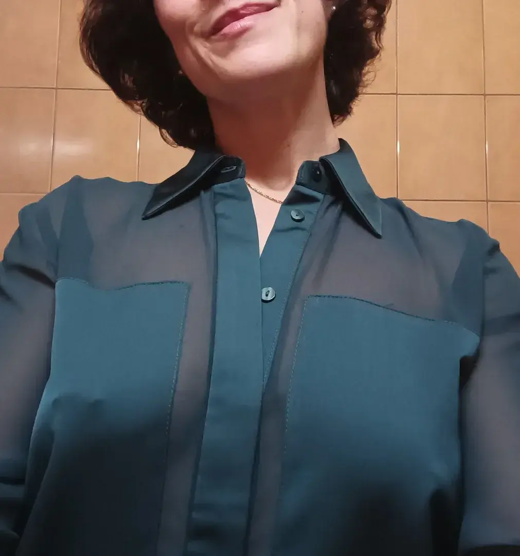 Leak & nude MYM — Profsexy : « Après la tenue de sport, une chemise que je trouve très belle et que j'ose porter pour la 1ère fois en extérieur... » (MYM)