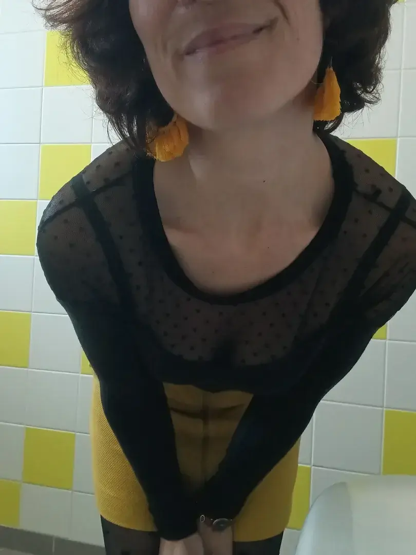 Leak & nude MYM — Profsexy : « Hier c'était du jaune et noir 😊 » (MYM)