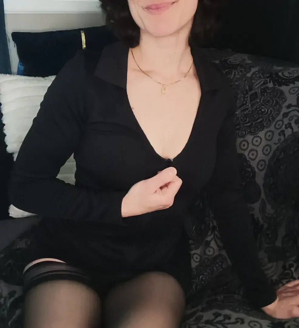 Leak & nude MYM — Profsexy : « Le week-end je peux porter des tenues un peu plus sexy 🤫🫣 » (MYM)