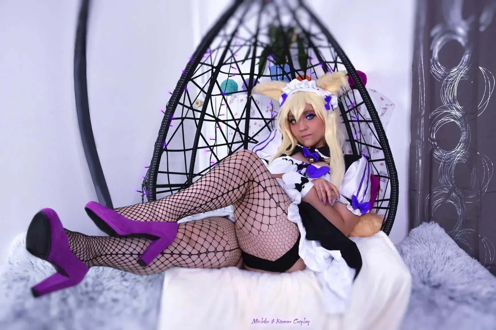 Bonjour à tout mes chatons-nyah ~Petite photo de ma Coconut ou j'adore mes bas résilles avec escarpins violet !