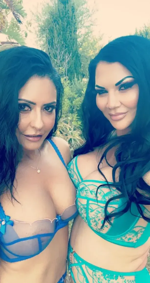 Ne manquez pas ma scène avec Jasmine Jae et Amber Jayne sur mon profil, devenez vite membre!