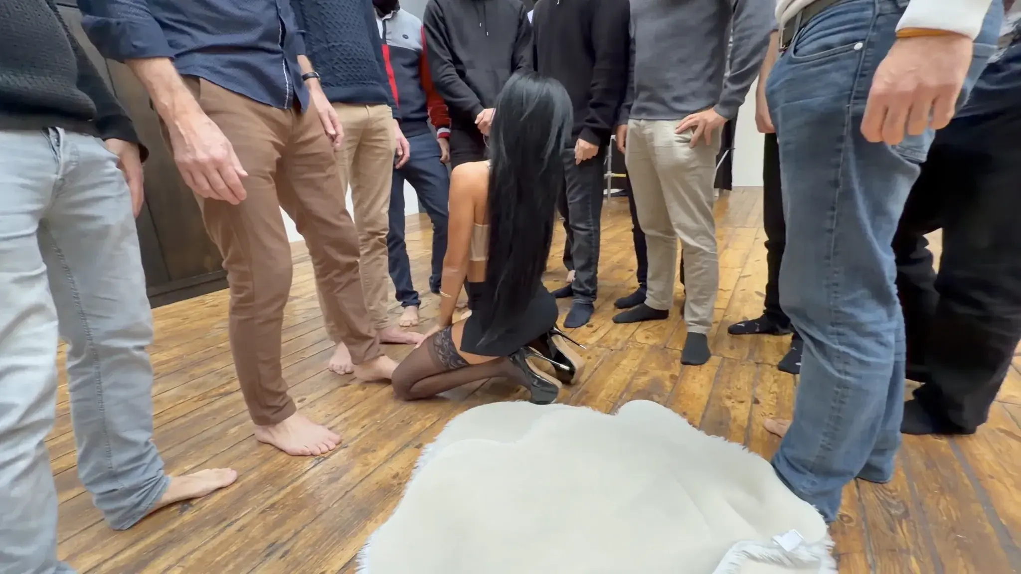 Aperçu public — Angela-doll : « Chaque année, j’adore me faire recouvrir de sperme . Cette année un patron d’entreprise m’a contacté pour m’organiser un nouveau bukkake géant lors d’un séminaire. Surement une manière pour lui de les remercier ses salariés pour leur chiffre d’affaire réalisé. J’ai trouvé l’idée tellement excitante que j’ai tout de suite accepté et je suis partie vider toutes ses bites bien chargés. Une fois de plus j’ai servie de salope à foutre à plus de 15 mecs. Connaissant par coeur mes videos et mon envie insatiable de foutre sur ma gueule de chienne, ils n’ont pas épargné mon visage avec tout leur sperme chaud et crémeux que j’ai extrait de leur bite. A chaque ejac j’ai vu le soulagement dans leur yeux. La plus grande des satisfaction pour moi de recevoir chacune de ces 15 ejac. VIDEO EXTREMEMENT RARE SUR LA PLATEFORME et entièrement à VISAGE DECOUVERT !! » (MYM) — pas un leak