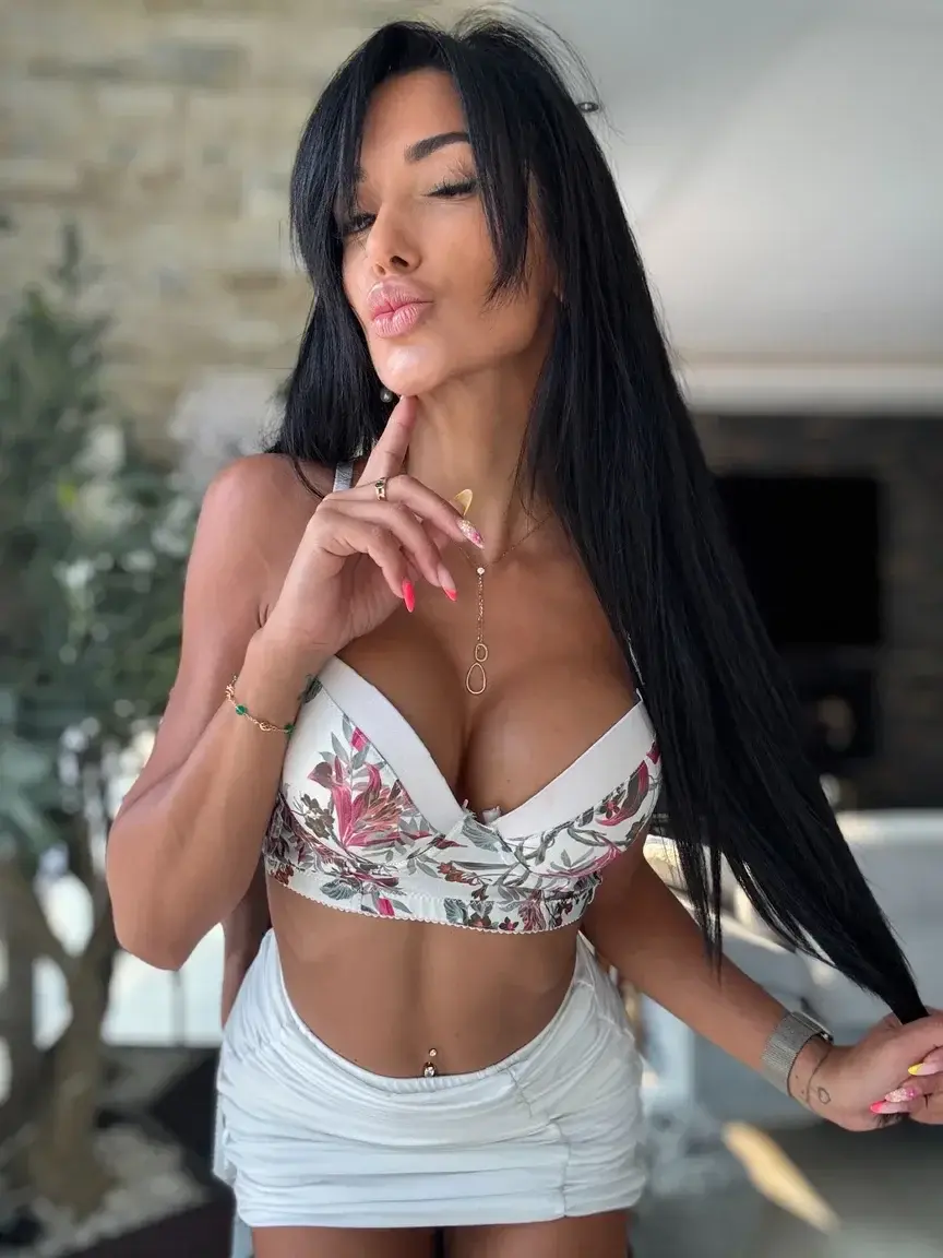Leak & nude MYM — angela-doll : « Abonne toi gratuitement à mon compte si tu aimes les MILF 😋 » (MYM)