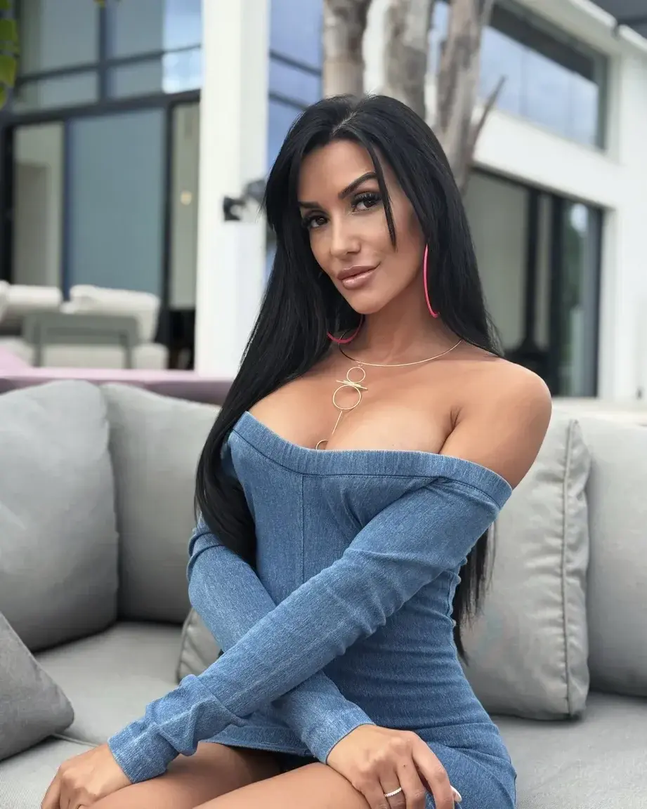 Leak & nude MYM — angela-doll : « Abonne toi gratuitement à mon compte si tu aimes les MILF 😋 » (MYM)