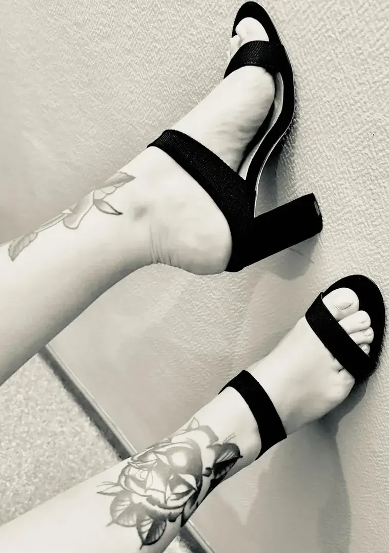 Leak & nude 5 — Deuxinfirmieresauxpiedssexy