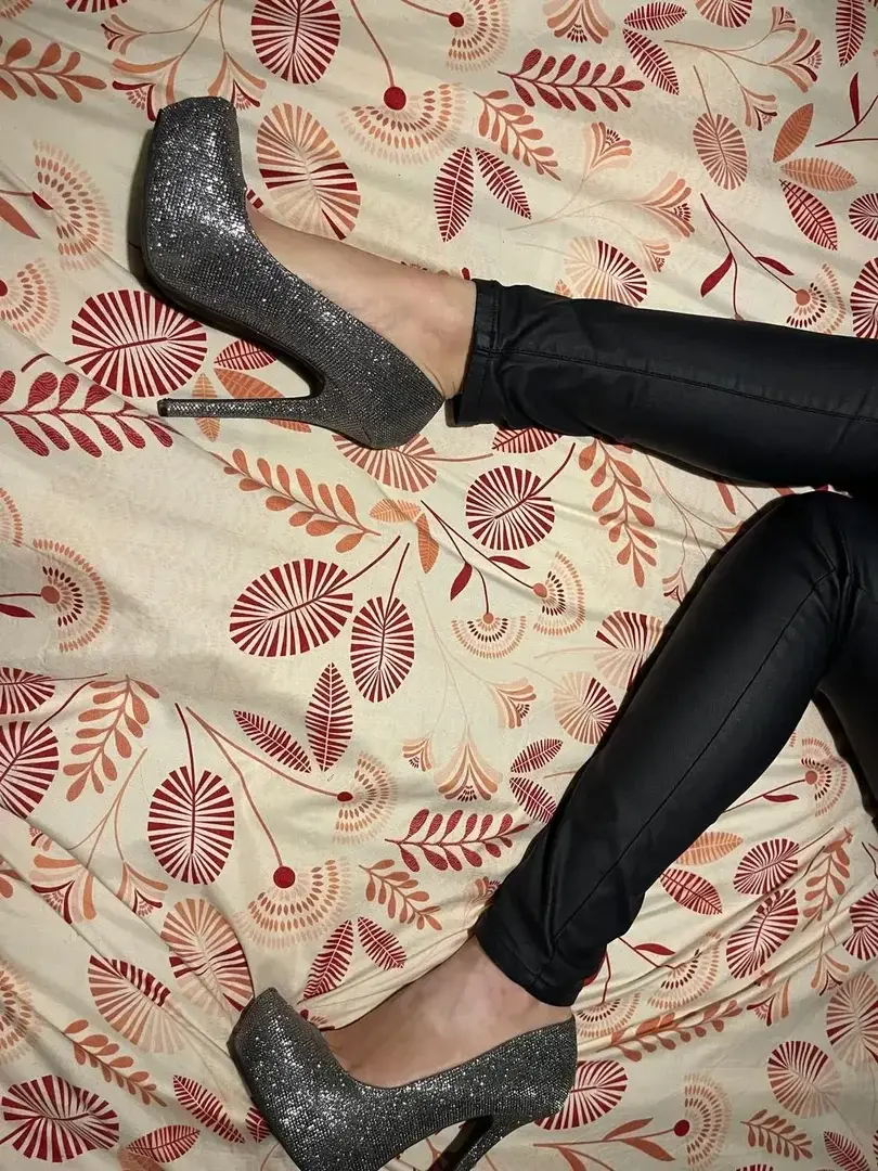 Coucou tout le monde !Me revoilà après quelques mois d’absenceNouvelles chaussures, qu’en pensez vous ?Je continue ou pas ? Love 😘