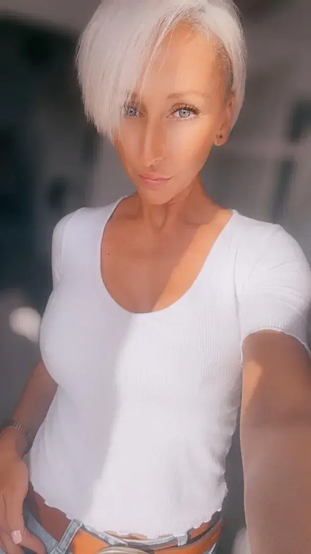récemment, j'ai eu tellement de jours sous le soleil grec que mon corps a de belles lignes de bronzage ☀️☀️envoyez-moi un SMS si vous voulez les voir 🤪☀️🔥☀️🔥
