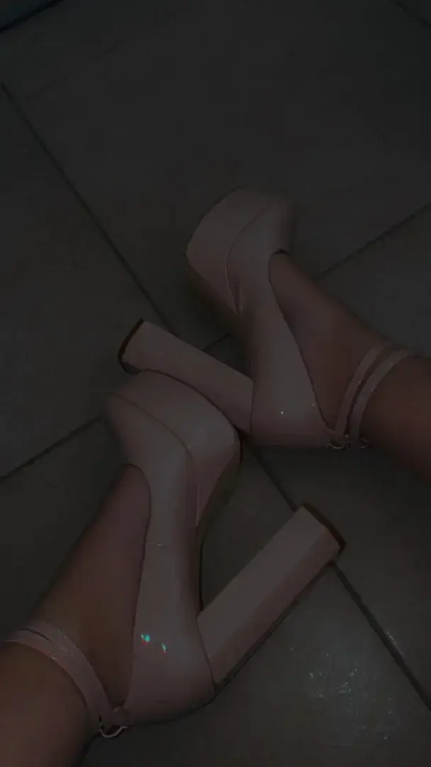 Leak & nude 1 — Piedsdekeyla