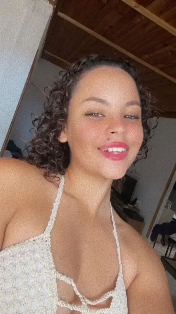 Leak public de Sweetie_pie — « Petit sourire de la journée pour toi 🫶🏽 » (nude) sur MYM