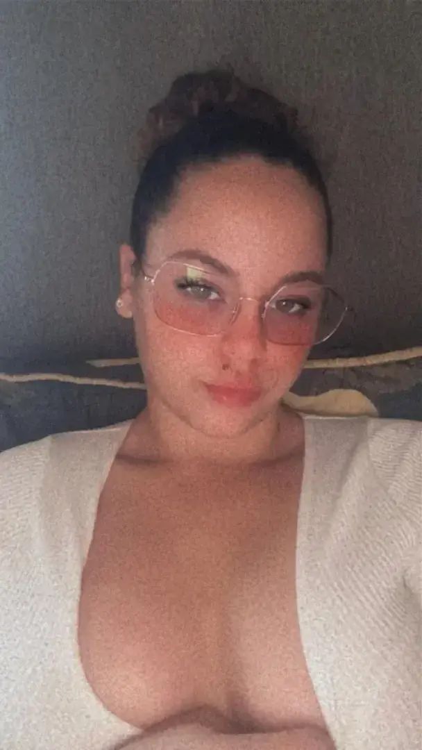 Leak public de Sweetie_pie — « Au dodo, je t’attends 🦋😋😏 » (nude) sur MYM