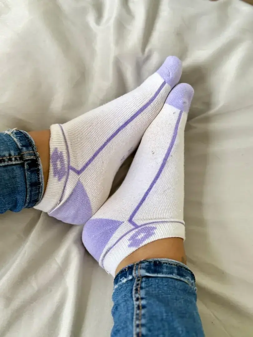 Apres une bonne journee de marche, enfin enlever les chaussures puis viendra les chaussettes avant la douche ..