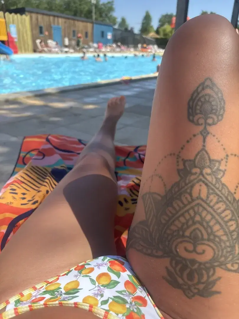 Vacances piscine soleil cocktail, maillot de bain monoi