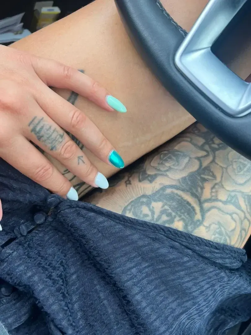 Viens voir ce que je cache sous ma jupe 🙊