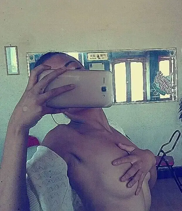 Leak & nude MYM — Sandra_rakoto : « J’ai retrouvé cette vieille photo aussi ☺️👀 » (MYM)