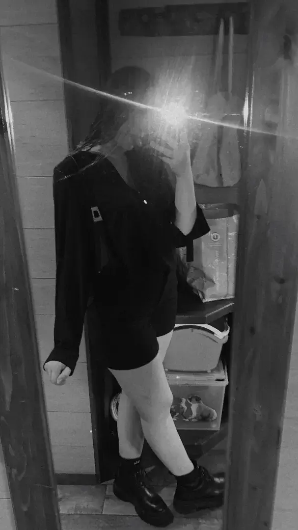 Un miroir, un flash… et juste assez de mystère pour donner envie d’en savoir plus.Silhouette assumée, regard caché, intentions pas vraiment sages.Je ne montre pas tout… mais je laisse imaginer le reste. 🖤✨