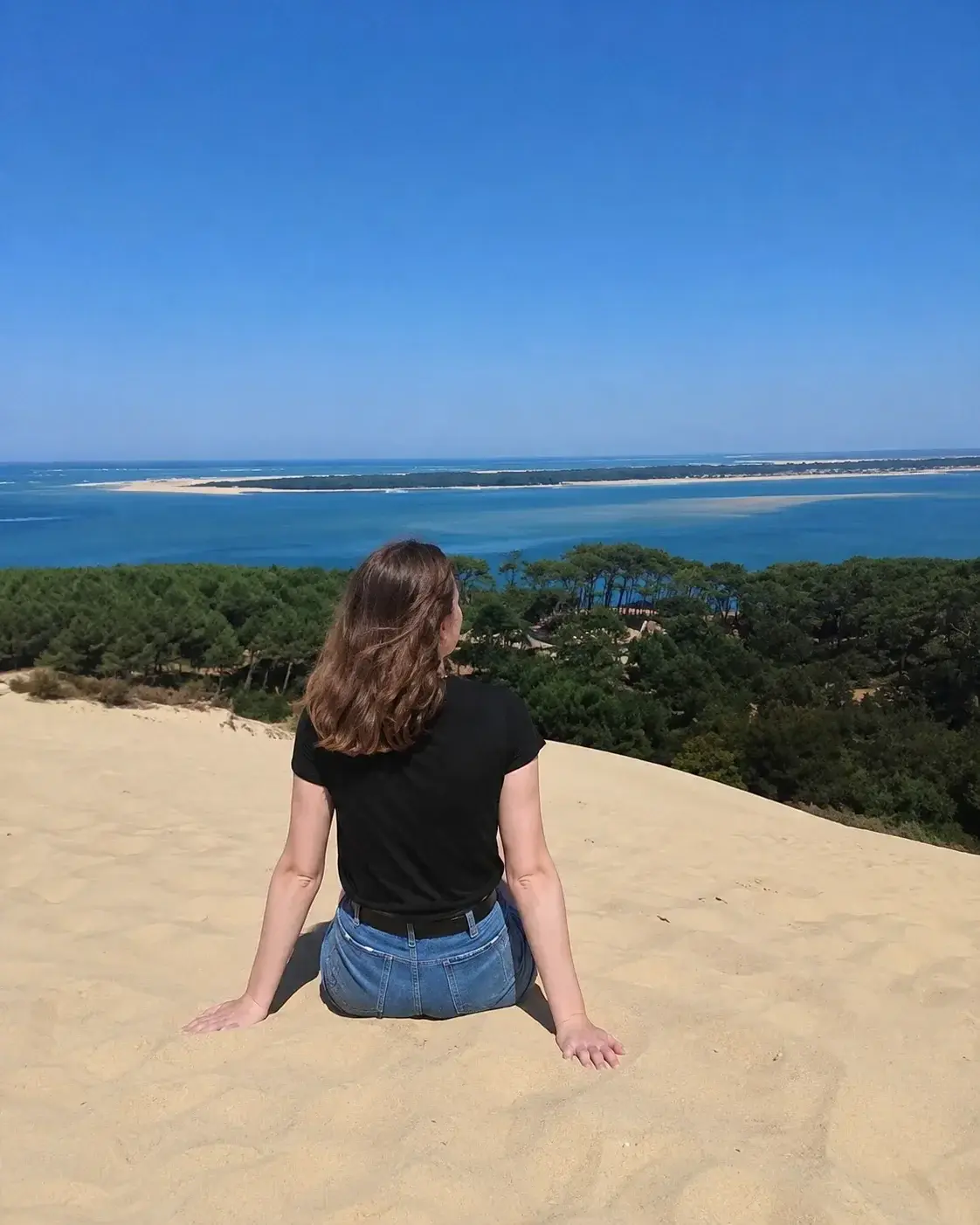 Pause face à l’océan… juste le bruit du vent, le sable chaud et cette vue incroyable. Un vrai moment de calme que je voulais garder ici avec vous ✨