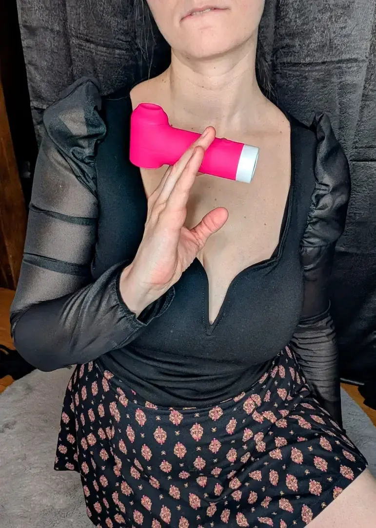 Leak public de Clitorine_fr — « Commence le weekend en beauté, en venant te régaler sur ma dernière vidéo avec ma nouveauté 🎁💕💦🍆🔥😋 » (nude) sur MYM