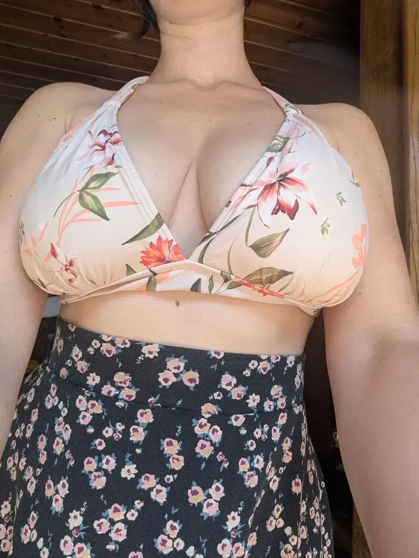 Derrière ces petites fleurs se cachent de grandes envies...🔥🙀🍈🔞🍆💦