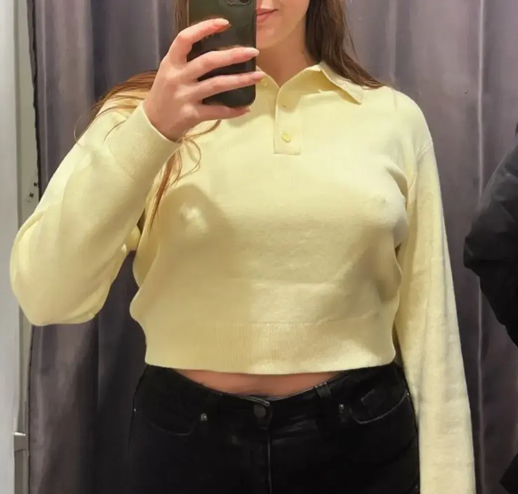 Petit haut jaune avec un jean noir classique… tu valides ? 😏Enfin… toi tu préfères sûrement sans le haut…T’inquiète, c’est sur la photo suivante hihi 💋