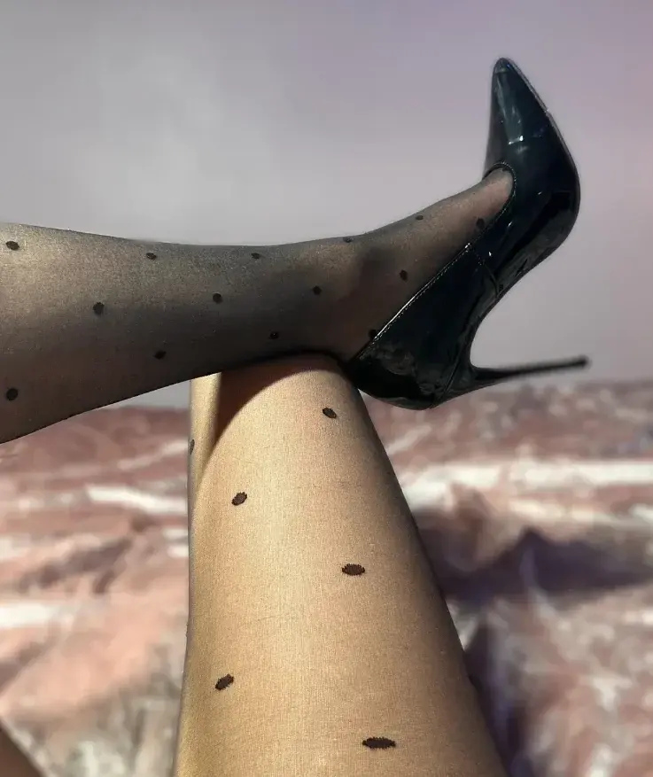 🖤 Collants et talons portés aujourd'hui... 😈Alors dis-moi... tu es plutôt fétichiste des collants 🖤 ou des pieds 👣 ? Ou peut-être les deux ? 😏Viens me le dire en DM 💌🔥