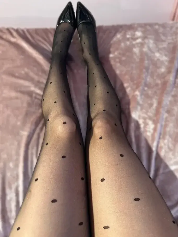 🖤 Collants et talons portés aujourd'hui... 😈Alors dis-moi... tu es plutôt fétichiste des collants 🖤 ou des pieds 👣 ? Ou peut-être les deux ? 😏Viens me le dire en DM 💌🔥