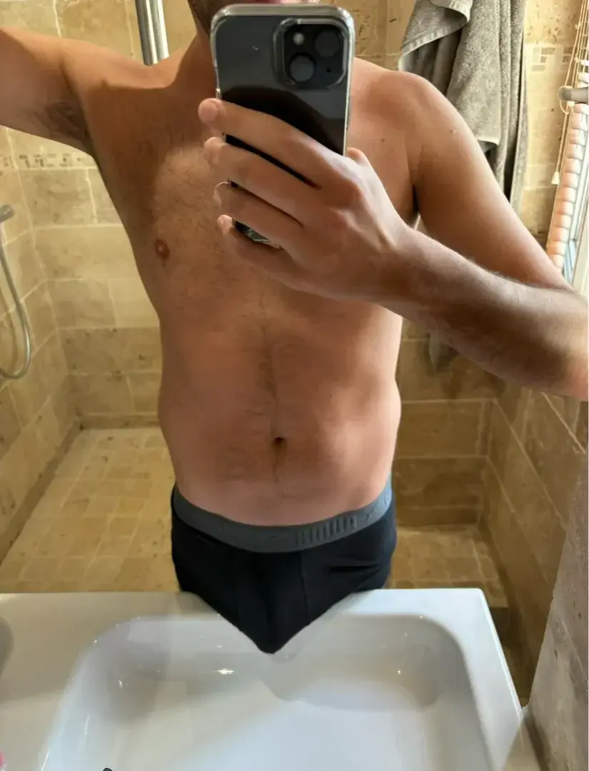 Petit 👀 dans le miroir avant la douche