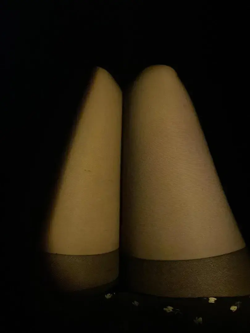 Caresse-moi les jambes ..