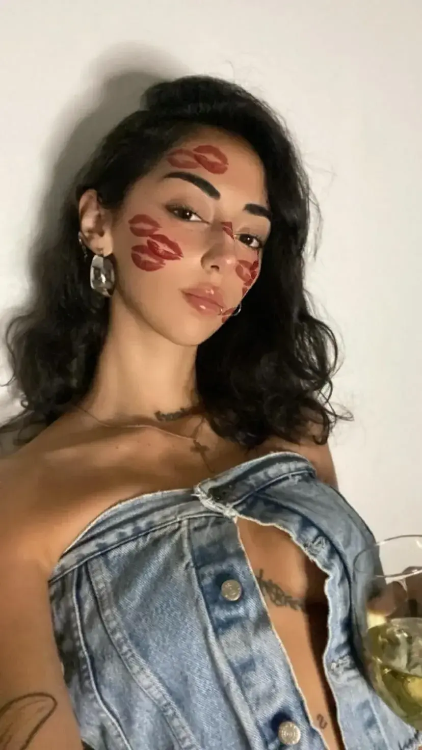 Leak & nude MYM — lapetitepili : « 🎁 Abo GRATUIT À VIE +1 vidéo gratuite 🎁Heyyy ! 🌸 Suis-moi pour découvrir mon côté caché :) Si tu t’abonne t’aura une vidéo de moi gratuitement en privé 🙈 » (MYM)