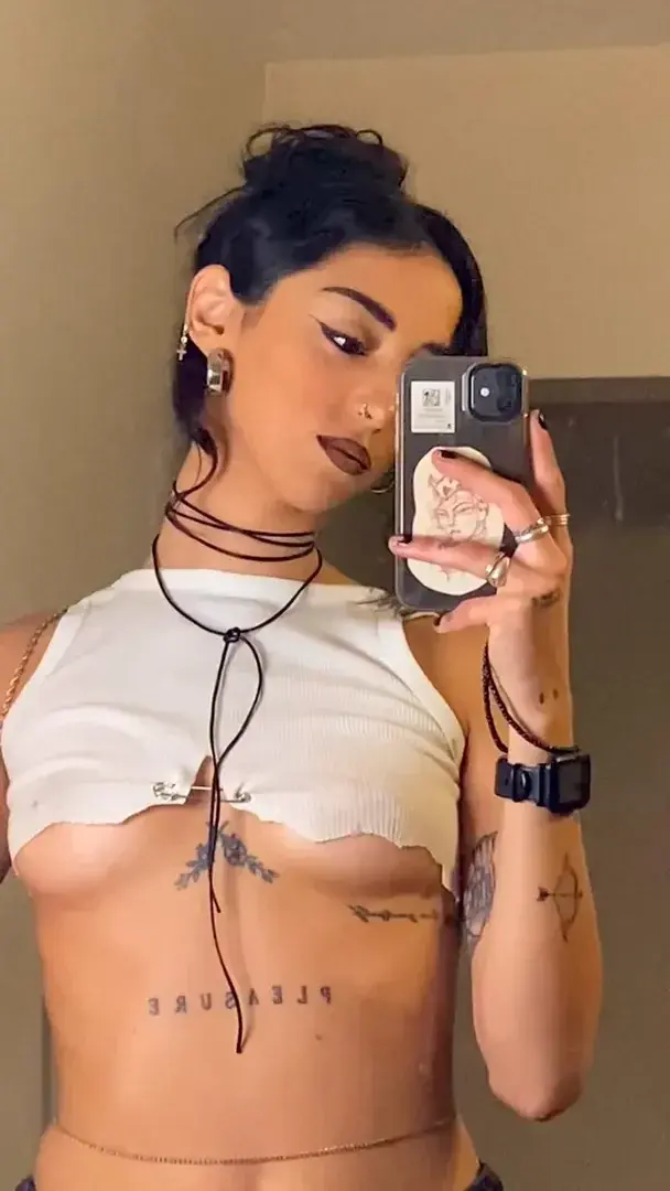 Leak & nude MYM — lapetitepili : « 🎁 Abo GRATUIT À VIE +1 vidéo gratuite 🎁Heyyy ! 🌸 Suis-moi pour découvrir mon côté caché :) Si tu t’abonne t’aura une vidéo de moi gratuitement en privé 🙈 » (MYM)