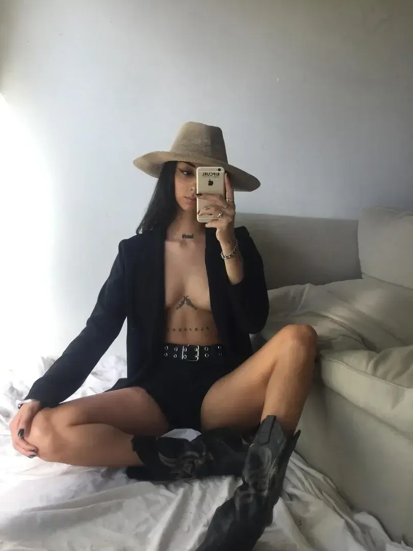 Leak & nude MYM — lapetitepili : « 🎁 Abo GRATUIT À VIE +1 vidéo gratuite 🎁Heyyy ! 🌸 Suis-moi pour découvrir mon côté caché :) Si tu t’abonne t’aura une vidéo de moi gratuitement en privé 🙈 » (MYM)