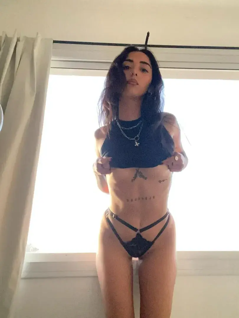 Leak public — lapetitepili : « 🎁 Abo GRATUIT À VIE +1 vidéo gratuite 🎁Heyyy ! 🌸 Suis-moi pour découvrir mon côté caché :) Si tu t’abonne t’aura une vidéo de moi gratuitement en privé 🙈 » (MYM) — pas un leak