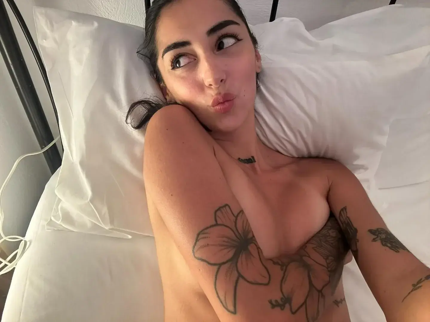 Aperçu public — lapetitepili : « 🎁 Abo GRATUIT À VIE +1 vidéo gratuite 🎁Heyyy ! 🌸 Suis-moi pour découvrir mon côté caché :) Si tu t’abonne t’aura une vidéo de moi gratuitement en privé 🙈 » (MYM) — pas un leak