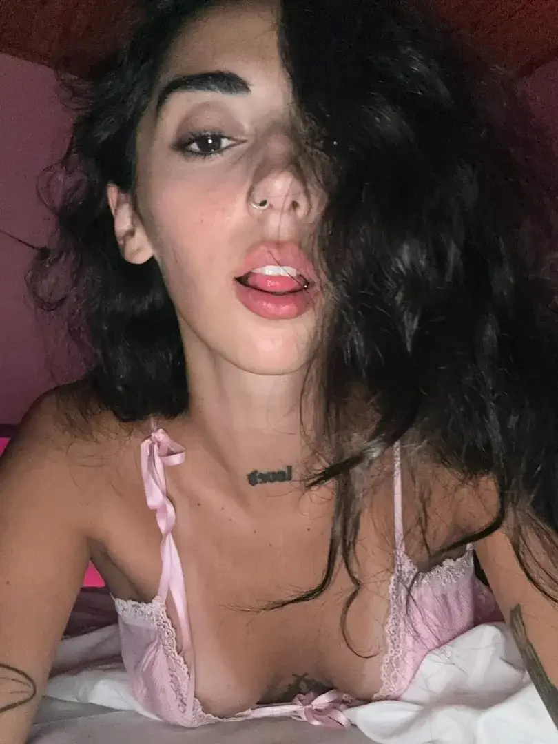 Aperçu public — lapetitepili : « 🎁 Abo GRATUIT À VIE +1 vidéo gratuite 🎁Heyyy ! 🌸 Suis-moi pour découvrir mon côté caché :) Si tu t’abonne t’aura une vidéo de moi gratuitement en privé 🙈 » (MYM) — pas un leak