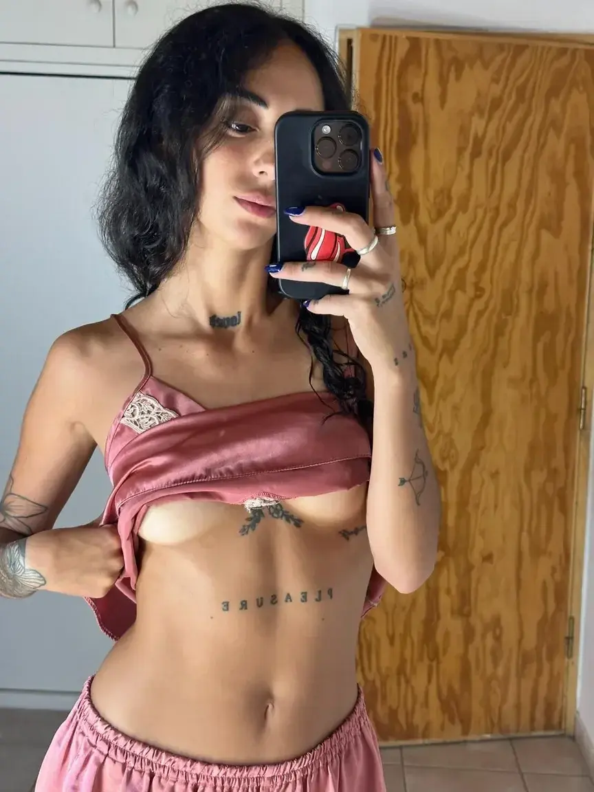 Leak & nude MYM — lapetitepili : « 🎁 Abo GRATUIT À VIE +1 vidéo gratuite 🎁Heyyy ! 🌸 Suis-moi pour découvrir mon côté caché :) Si tu t’abonne t’aura une vidéo de moi gratuitement en privé 🙈 » (MYM)