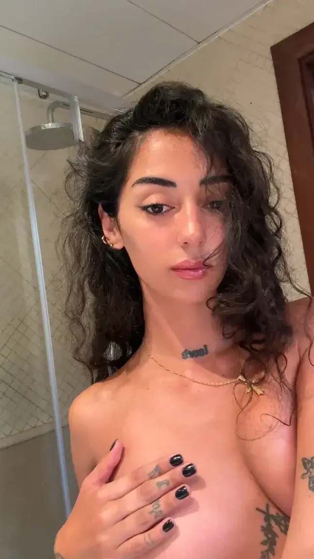 Leak & nude MYM — lapetitepili : « 🎁 Abo GRATUIT À VIE +1 vidéo gratuite 🎁Heyyy ! 🌸 Suis-moi pour découvrir mon côté caché :) Si tu t’abonne t’aura une vidéo de moi gratuitement en privé 🙈 » (MYM)