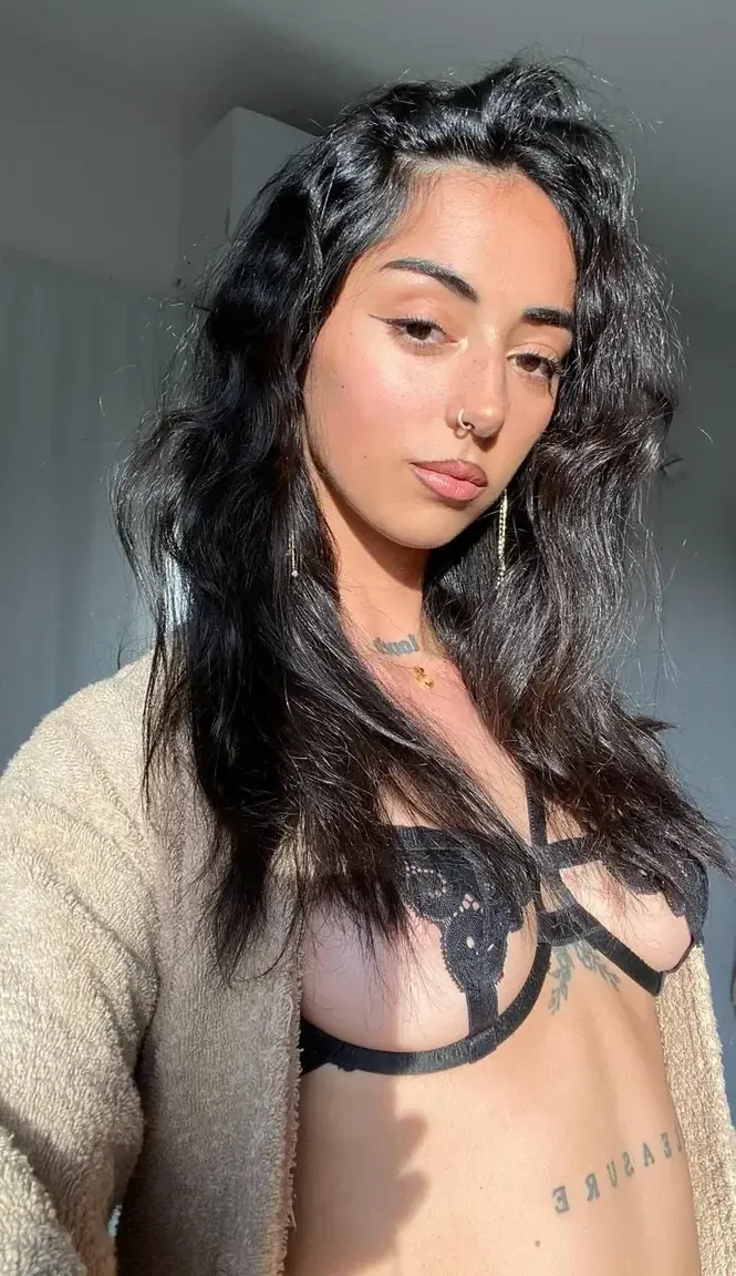 Leak & nude MYM — lapetitepili : « 🎁 Abo GRATUIT À VIE +1 vidéo gratuite 🎁Heyyy ! 🌸 Suis-moi pour découvrir mon côté caché :) Si tu t’abonne t’aura une vidéo de moi gratuitement en privé 🙈 » (MYM)