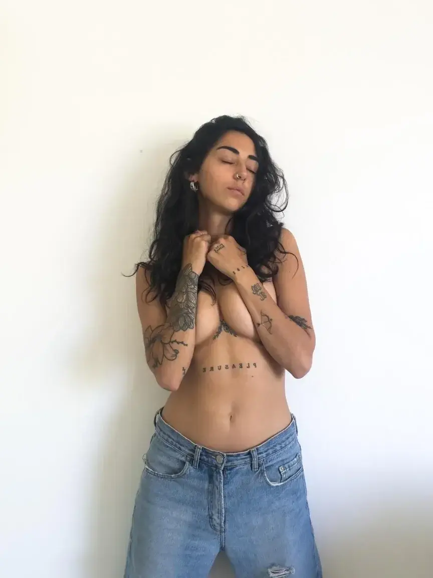 Leak & nude MYM — lapetitepili : « 🎁 Abo GRATUIT À VIE +1 vidéo gratuite 🎁Heyyy ! 🌸 Suis-moi pour découvrir mon côté caché :) Si tu t’abonne t’aura une vidéo de moi gratuitement en privé 🙈 » (MYM)