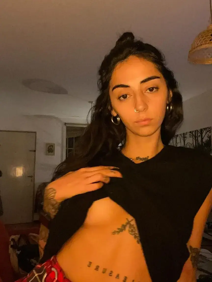 Leak & nude MYM — lapetitepili : « 🎁 Abo GRATUIT À VIE +1 vidéo gratuite 🎁Heyyy ! 🌸 Suis-moi pour découvrir mon côté caché :) Si tu t’abonne t’aura une vidéo de moi gratuitement en privé 🙈 » (MYM)